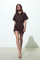Kurzer Denim-Playsuit von Talaine mit Utility-Details am Model