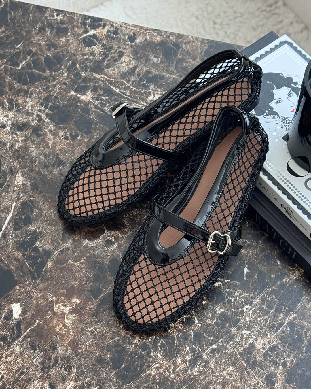 Stylingfoto: schwarze Mesh Mary-Jane Flats unter blauen Jeans auf Straße