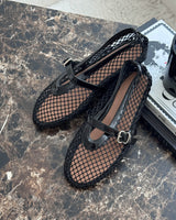 Stylingfoto: schwarze Mesh Mary-Jane Flats unter blauen Jeans auf Straße