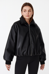 schwarze oversized bomberjacke aus veganem leder mit reißverschluss
