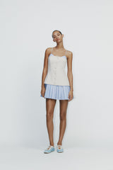 Elara Pleated Charm jurk vooraanzicht, Elara Pleated Charm jurk zijaanzicht, Elara Pleated Charm achterkant, close-up schouderbandjes Elara jurk, Elara jurk knoopdetail, geplooide rok close-up Elara jurk, model draagt Elara Pleated Charm vooraanzicht