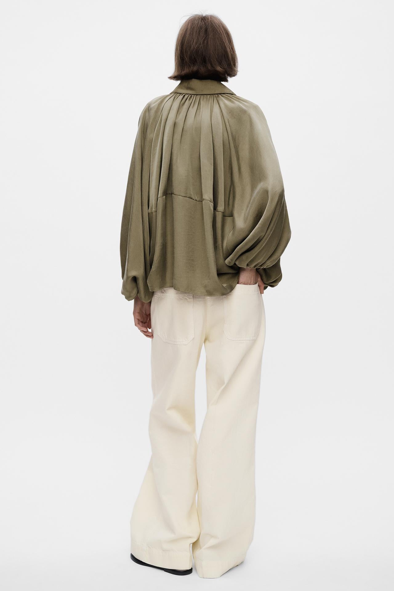 Rückansicht der Isandra Draped Statement Jacke mit Ballonärmeln