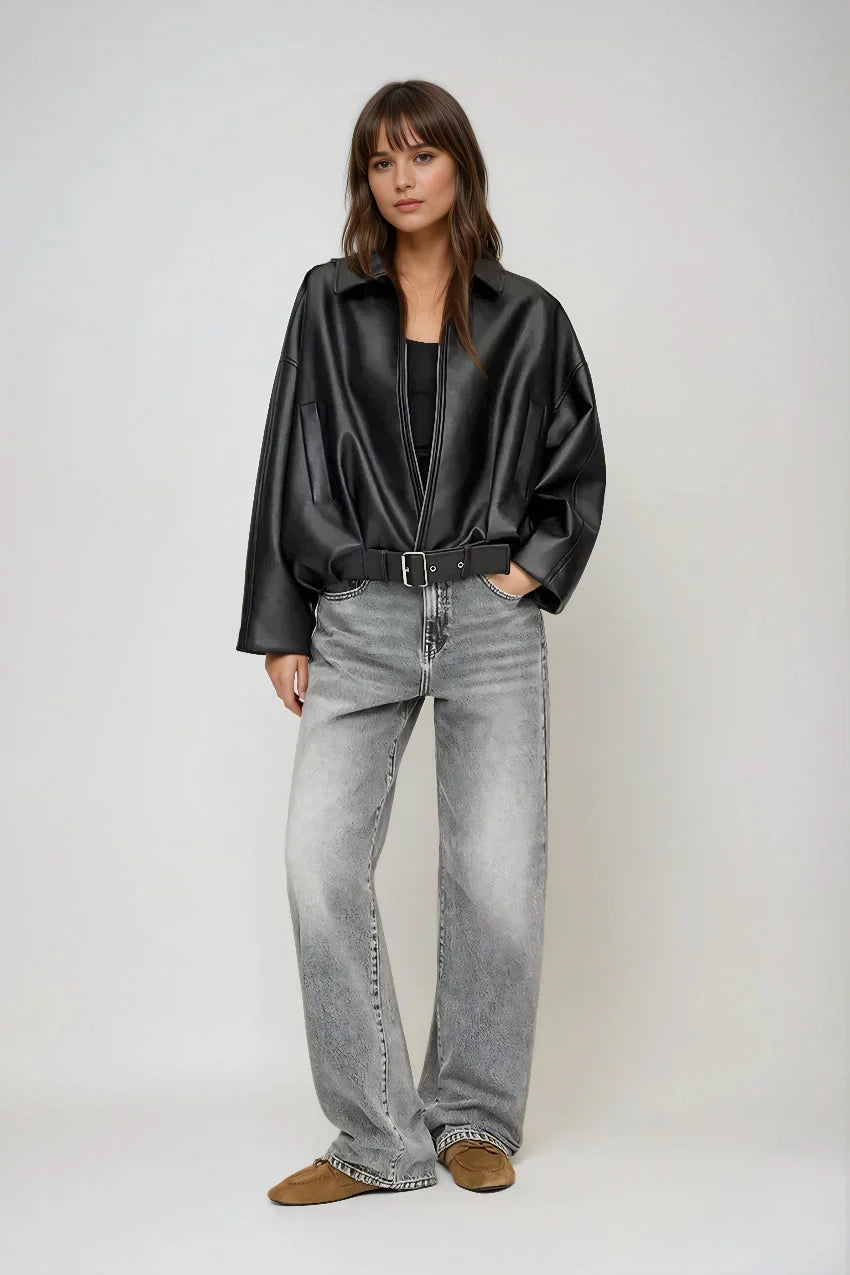 frontansicht dunkelbraune jacke mit zip und breitem taillengürtel