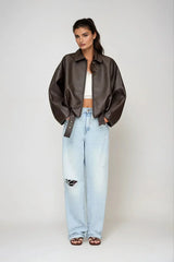 rückansicht dunkelbraune oversized jacke mit geradem saum