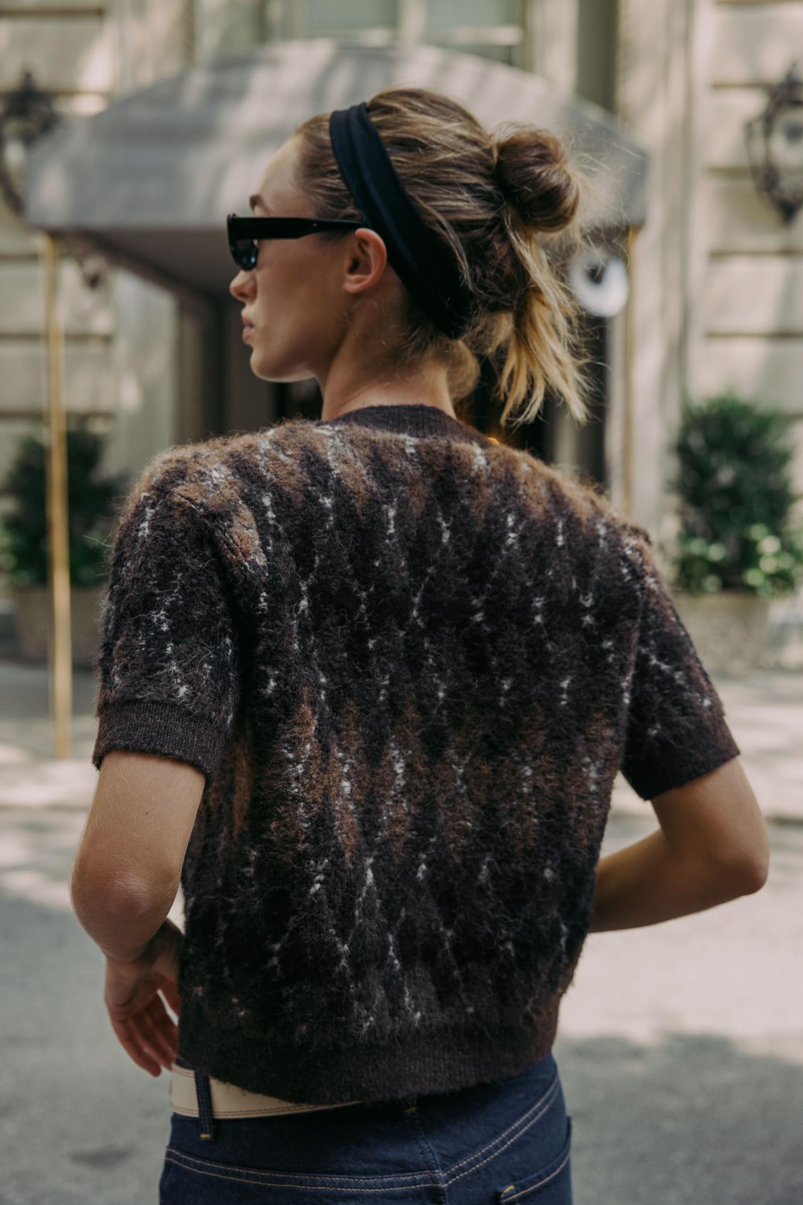 rückansicht kurze strickjacke mit argyle-muster und kurzen ärmeln in braun