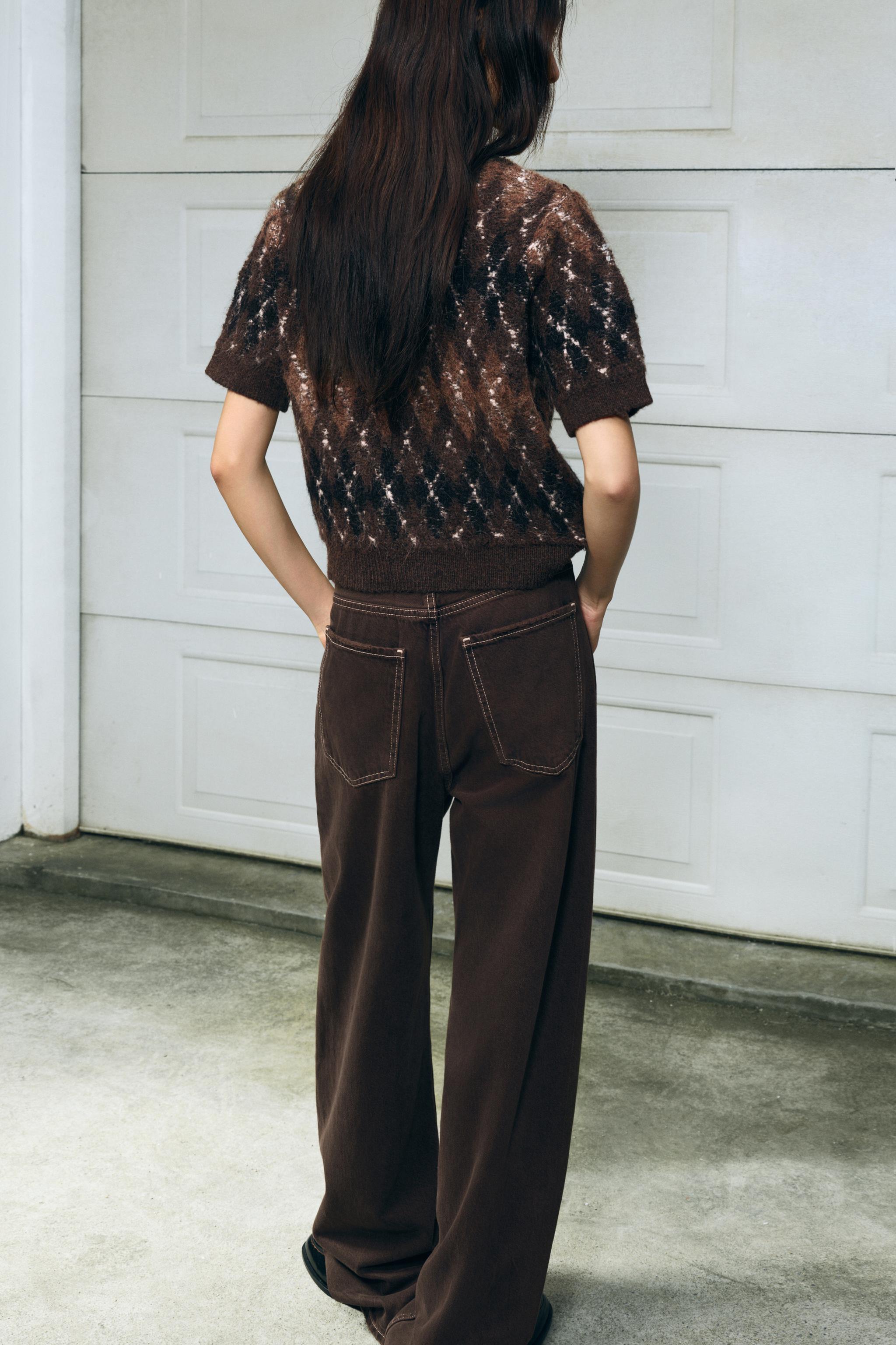 rückansicht kurze strickjacke mit argyle-muster und kurzen ärmeln in braun