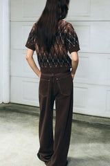 rückansicht kurze strickjacke mit argyle-muster und kurzen ärmeln in braun