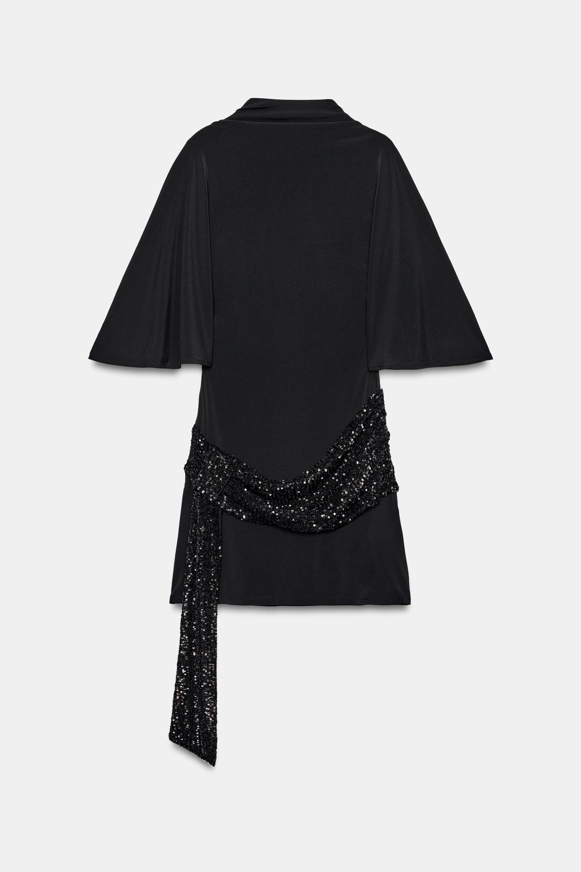 Seralyn schwarzes Mini-Kleid Detailansicht der Trompetenärmel