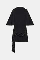 Seralyn schwarzes Mini-Kleid Detailansicht der Trompetenärmel