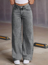 Vorderansicht einer grauen High Waist Wide Leg Jeans mit weitem Bein