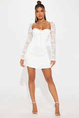 Vogue Lace Mini Dress in Weiß – Ganzkörperansicht, Mini-Länge & ausgestellte Ärmel