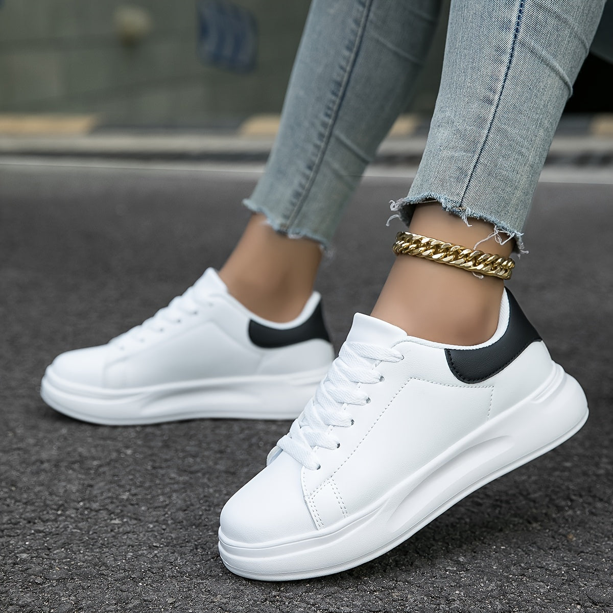 Damen Sneaker weiß mit schwarzem Detail – Lunaira Modell