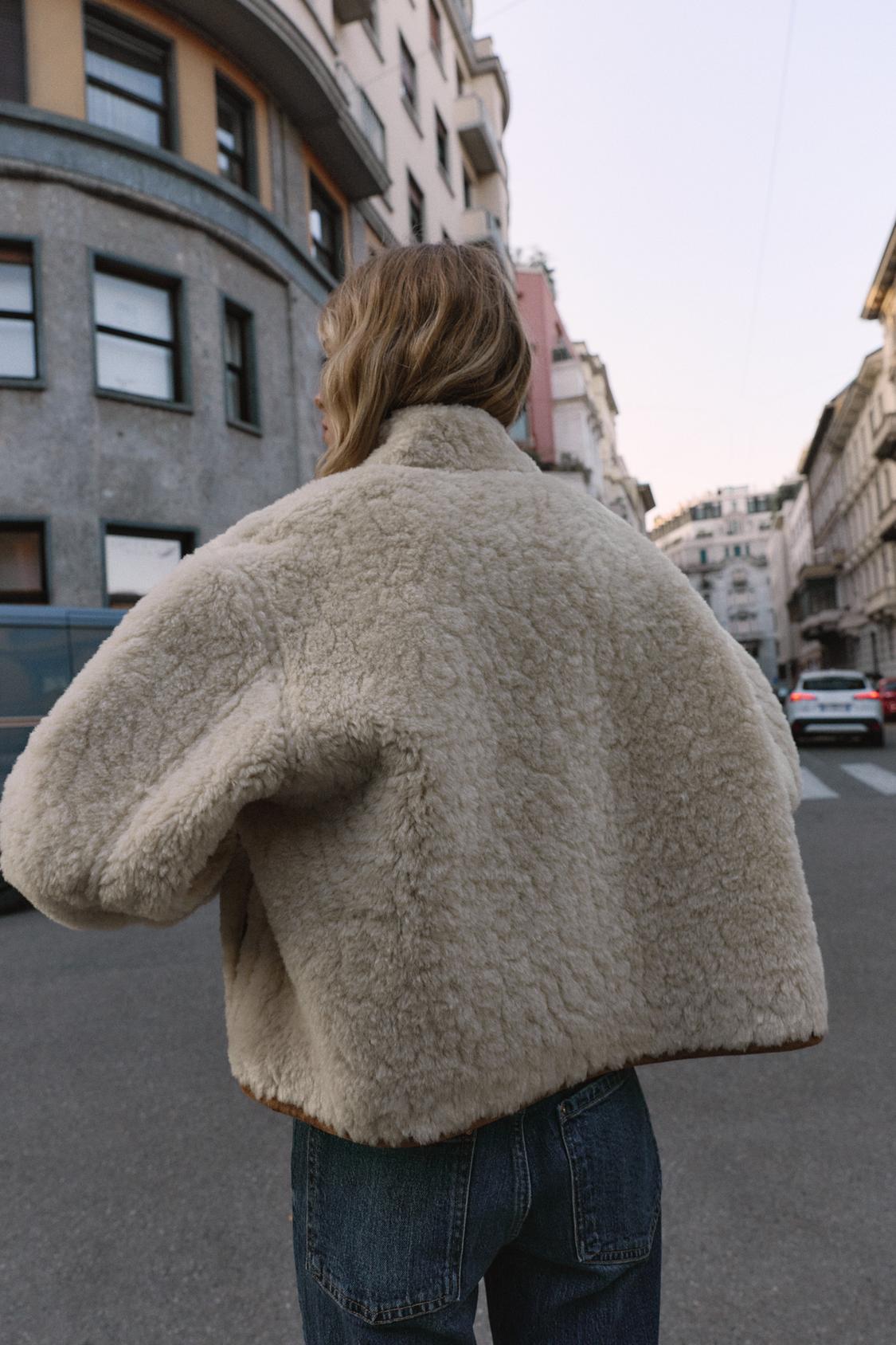 rückansicht einer teddy shearling jacke