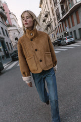 wendbare damenjacke mit kontrastnähten und taschen