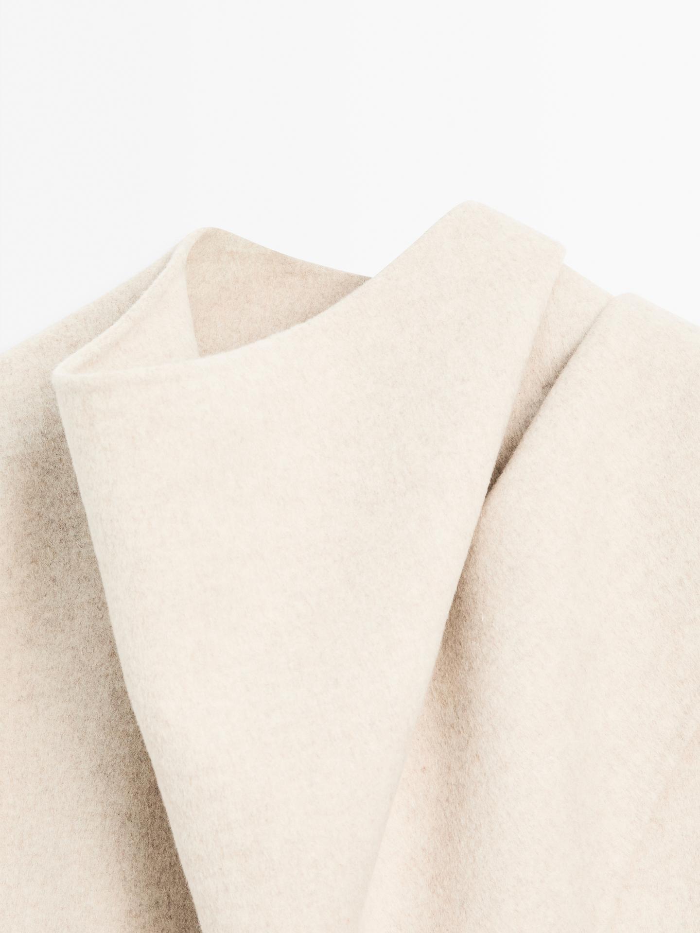 Detailaufnahme Schal-Detail und Stoffstruktur des Mantels