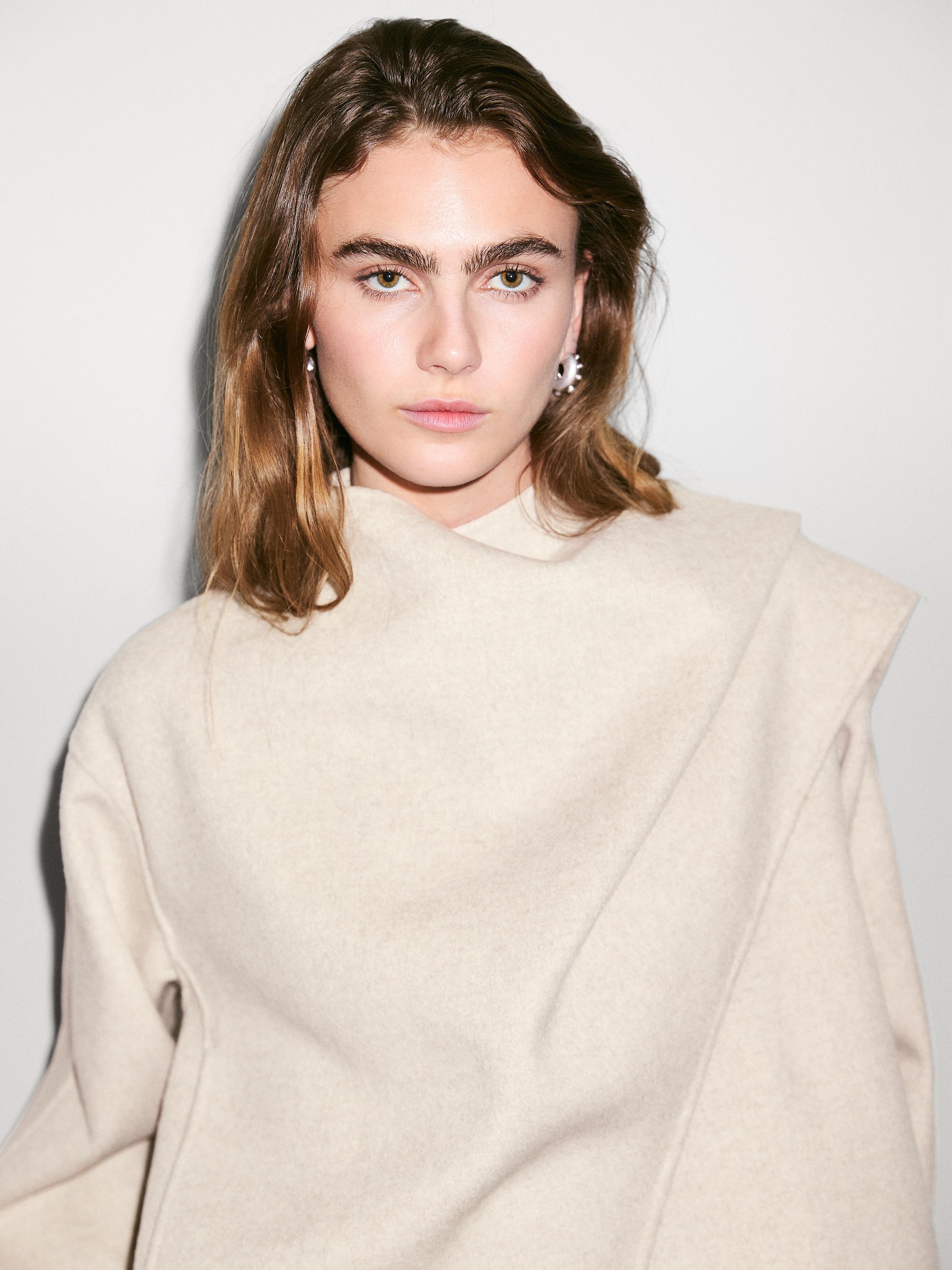 Minimalistischer Wollmantel in Beige mit moderner Silhouette