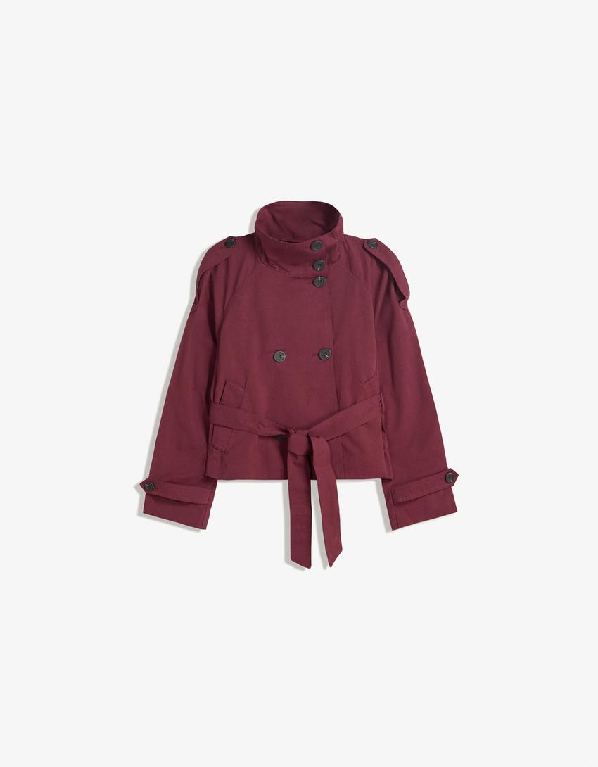 bordeaux kurzer trenchcoat flach fotografiert mit knöpfen und gürtel