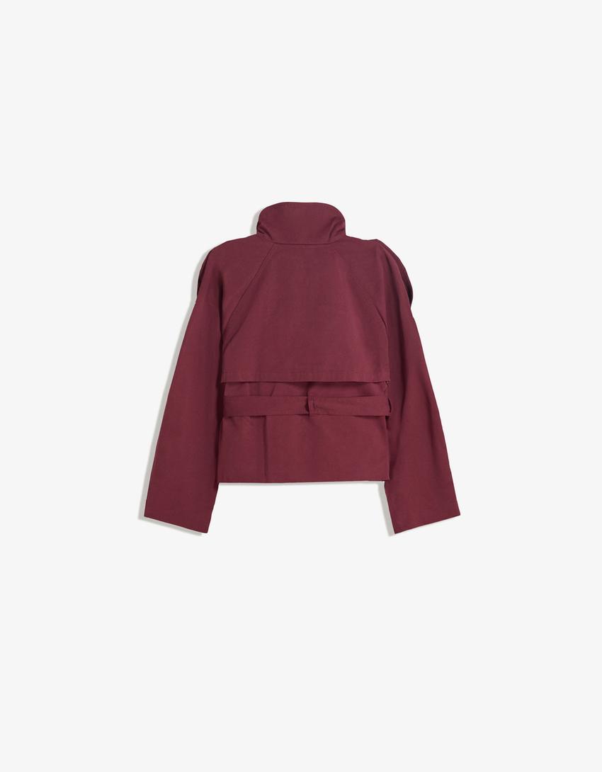 bordeaux kurzer trenchcoat flach fotografiert mit knöpfen und gürtel