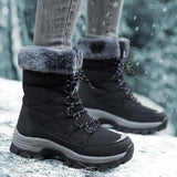 schwarze winterboots mit grauem fellrand und grober laufsohle