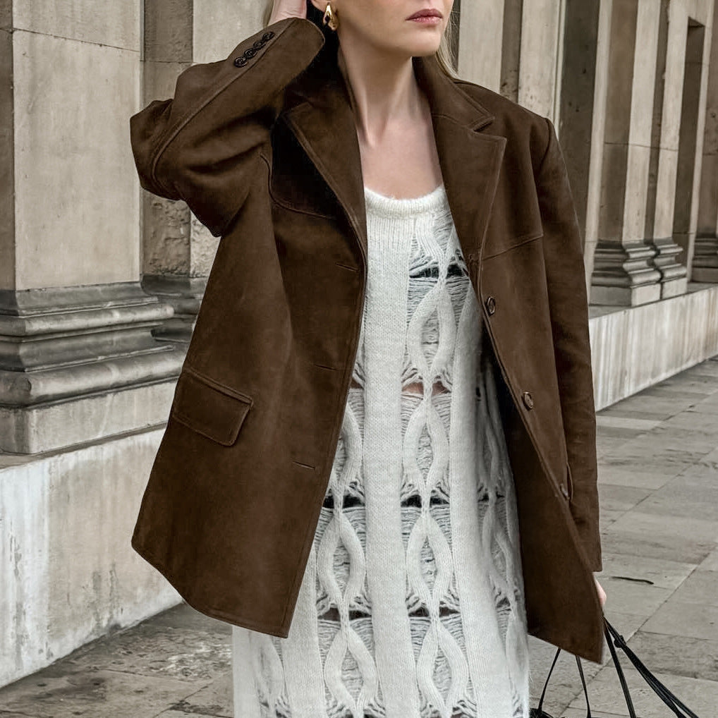 Model kombiniert Veloura Chic Jacke casual mit Kleid und Tasche
