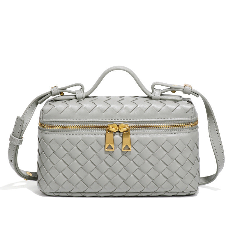 Grau geflochtene Crossbody-Tasche mit goldenem Reißverschluss