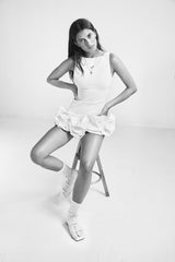 Weißes Flair Ruffle Mini Kleid – glamouröses Outfit für Silvester
