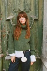 grüner cropped strickpullover mit rollkragen flach gelegt