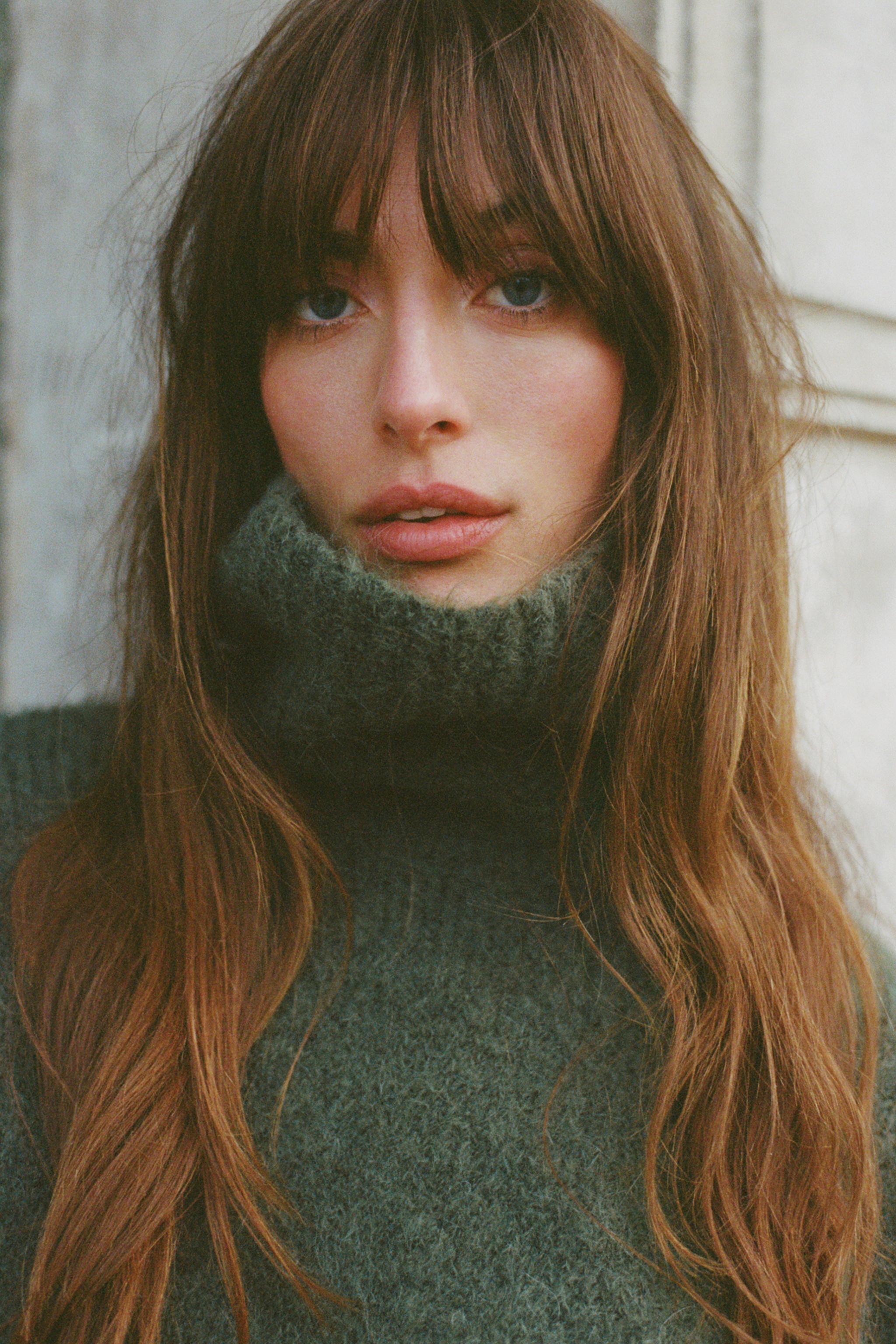 grüner cropped strickpullover mit rollkragen flach gelegt