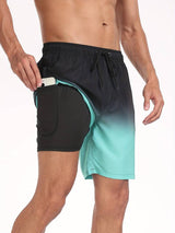 Model draagt de premium strandshorts aan het zwembad.