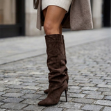 Virella Slouch Boots | Hohe Wildleder-Stiefel mit Faltenoptik & Stilettoabsatz