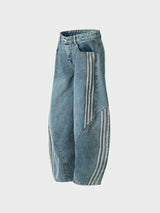 Nyvra Baggy Jeans in Blau – Flatlay-Detailansicht mit sportlichem Streifen-Akzent