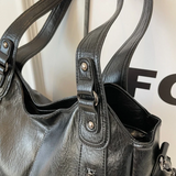 Amber Schultertasche in Schwarz aus veganem Leder
