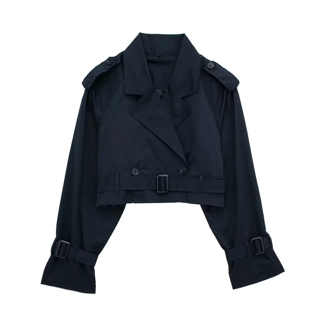 City Chic Trenchcoat Damen – Detailansicht von Kragen und Knöpfen