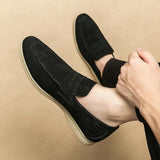 zwarte heren loafers met rubberen zool en net design
