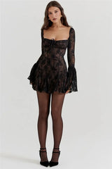 Schwarzes Spitzen-Mini­kleid „Evelyn Grace“ mit A-Linie und Trompetenärmeln – Frontansicht