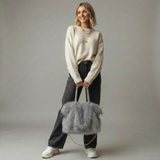 Graue fluffy handtasche mit maßen 41 cm breit und 29 cm hoch