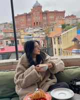 Café-Look mit TeddyWrap in Beige
