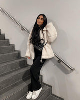 Streetstyle: TeddyWrap Jacke in Creme, Frau auf Treppe
