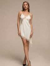 Veloura Satin-Slip-Kleid in Schwarz mit feinen Spitzen-Details – Studio-Aufnahme
