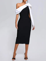 Classy zwarte midi-jurk met opvallend wit detail