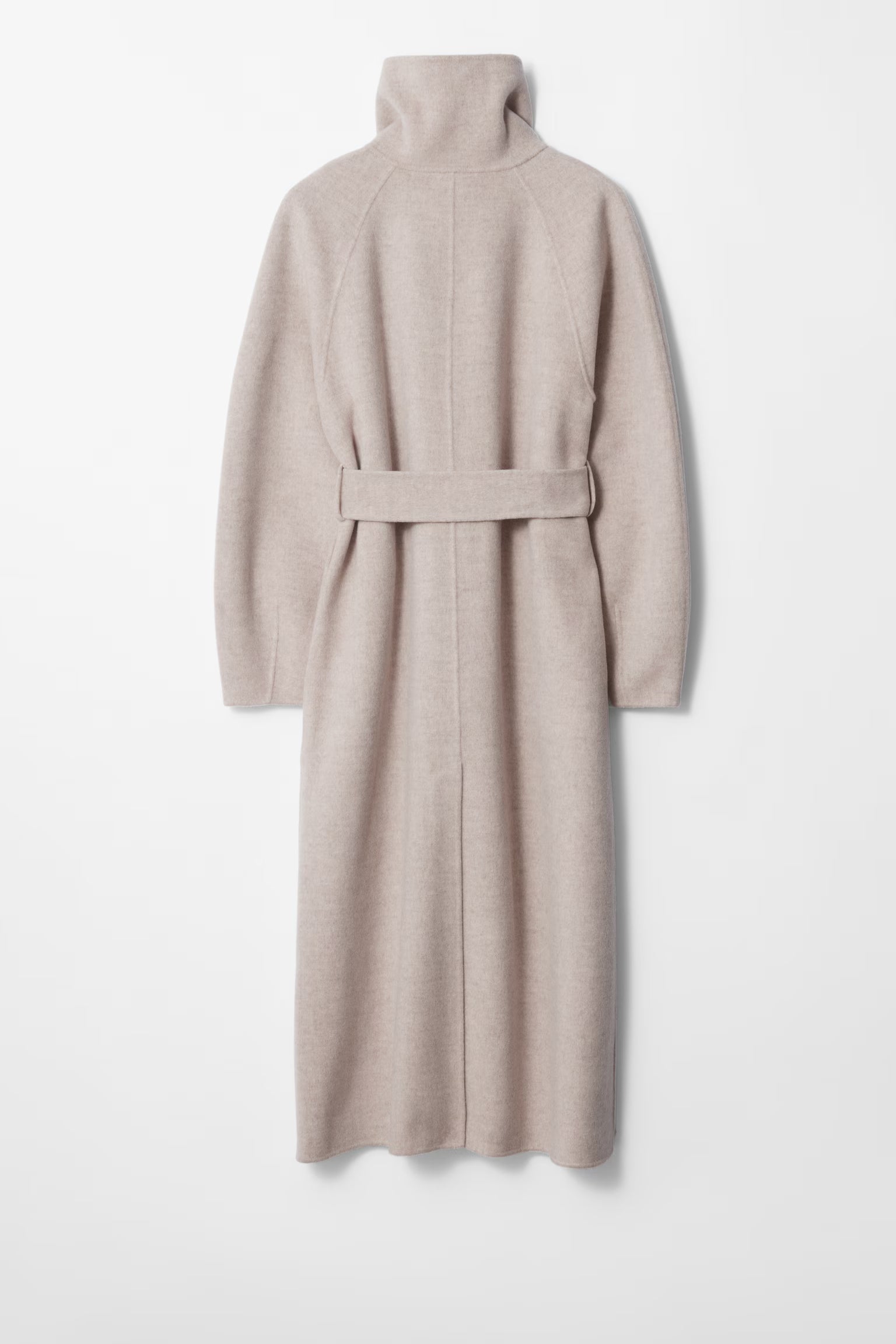 langer beiger mantel damen von hinten mit taillengürtel