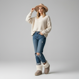 Damenoutfit mit taupe Winterstiefeln mit weißem Fellbund, Jeans und Oversize Pullover – lässiger Winterlook.