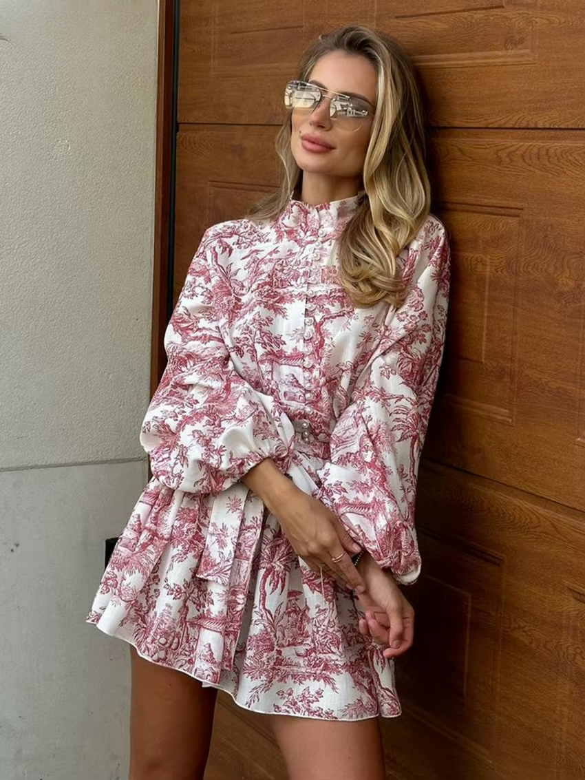 Vivianne Toile Dress in wit met rode print, romantische mini jurk met ballonmouwen en strikceintuur, zomerse boho jurk, stijlvolle casual look.