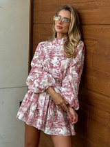 Vivianne Toile Dress in wit met rode print, romantische mini jurk met ballonmouwen en strikceintuur, zomerse boho jurk, stijlvolle casual look.