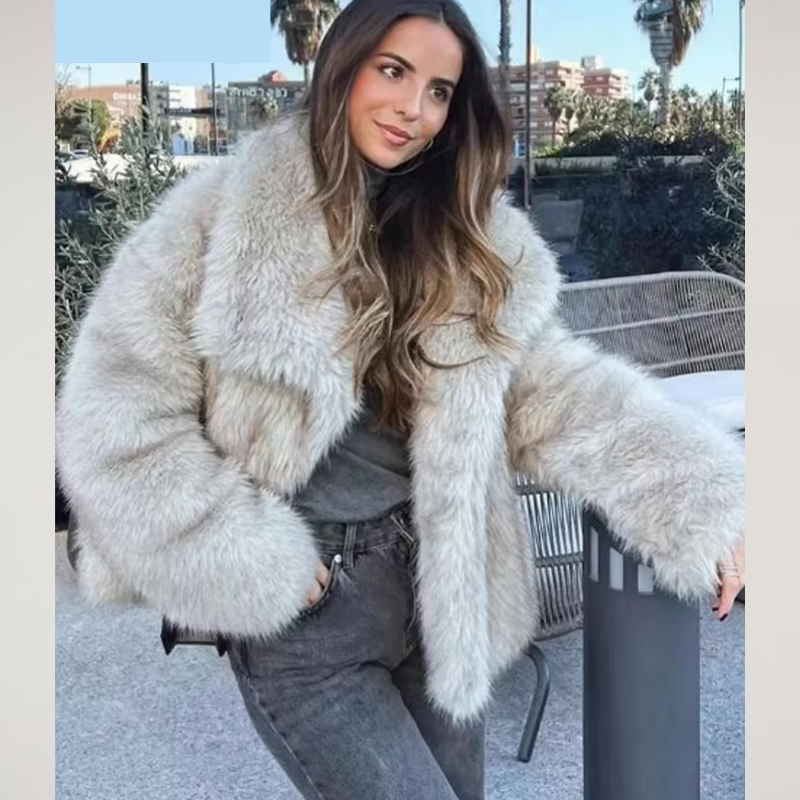 Weißer Fake Fur Mantel Damen elegant kombiniert
