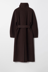 seitliche ansicht damen mantel mit knopfleiste