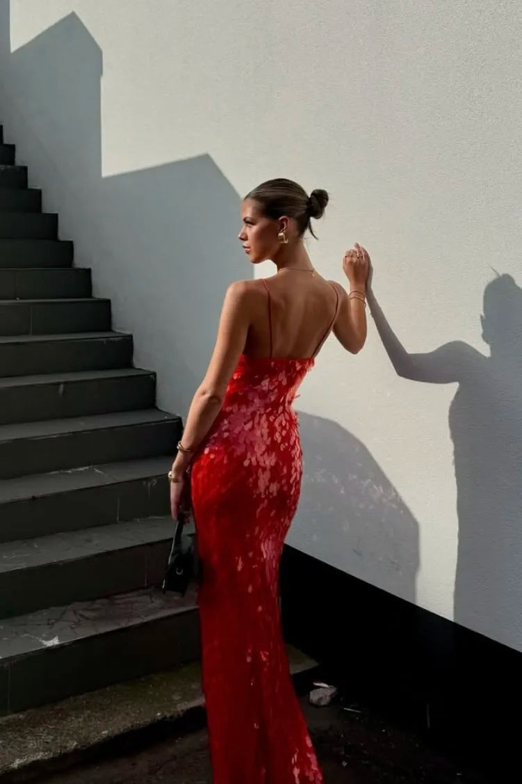 langes rotes kleid mit offenem rücken