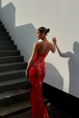 langes rotes kleid mit offenem rücken