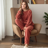 weiches lounge set damen in rostfarbe mit pullover und hose im wohnbereich