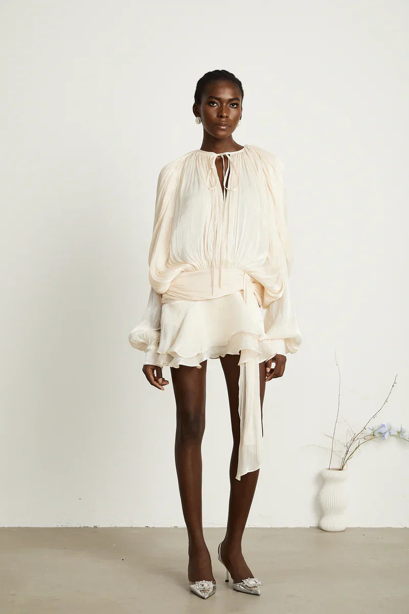 Lumière Luxe Luxe Flowy Dress met oversized ballonmouwen, subtiele plooien en een gedefinieerde taille, verkrijgbaar in zwart, creme en rood.